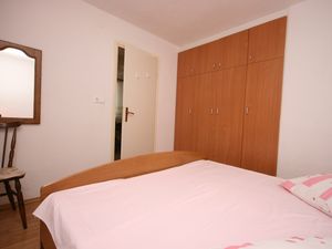 23933044-Ferienwohnung-5-Slatine-300x225-5