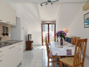 23931414-Ferienwohnung-7-Slatine-300x225-3