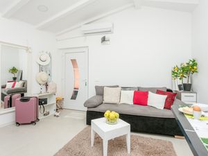 24045198-Ferienwohnung-4-Slatine-300x225-2