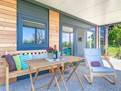 Vordere Terrasse mit hochwertigen Gartenmöbeln