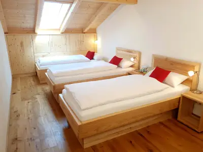 Kinderzimmer mit 3 Einzelbetten