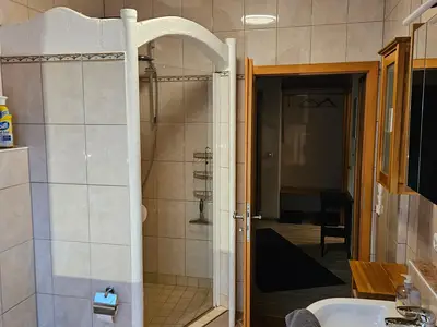 Bad mit Dusche und WC