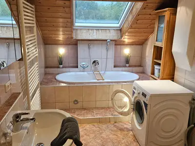 Bad mit Badewanne und Waschmaschine