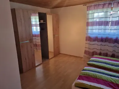 Schlafzimmer mit 3 Betten