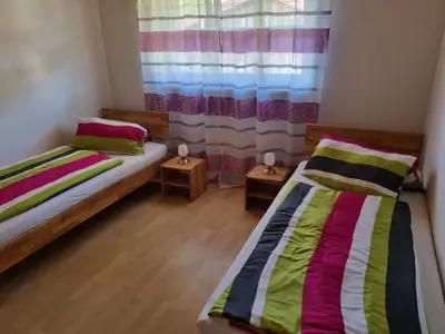 Schlafzimmer mit 2 Betten