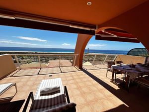 Große Terrasse, sehr sonnig und mit Blick auf den Strand