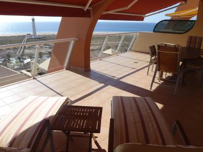 Terrasse. Direkter Blick von der Terrasse auf den Leuchtturm, das Meer und den Strand