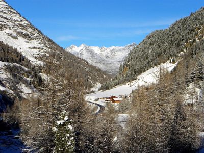 Winterstall mit Blick auf die Stubaier Alpen