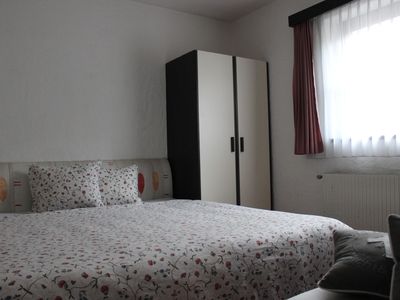 2. Schlafzimmer (1Doppel + 1 Einzelbett)