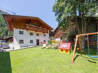 Hausansicht mit Garten