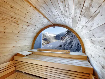 Panoramasauna mit Blick auf die Berge