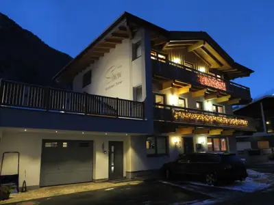 Haus Simone bei Nacht