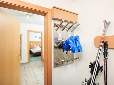 Vorraum mit Garderobe und Schuhtrockner