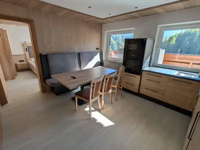 Große Küche mit Essbereich