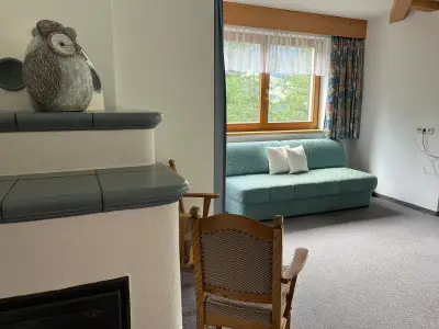 gemütlicher Wohnraum mit Kachelofen