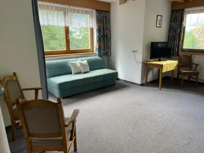 gemütlicher Wohnraum mit Kachelofen