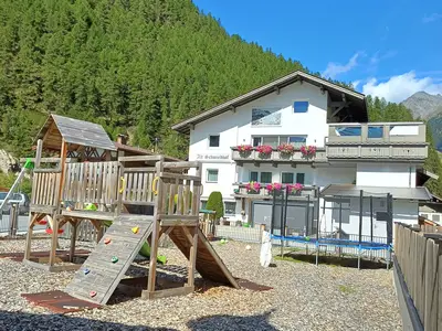 Haus mit Spielplatz