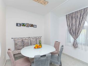 24033183-Ferienwohnung-7-Solin-300x225-3