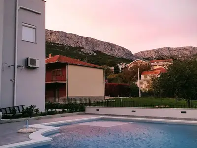 PoolOfHouse