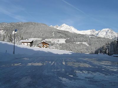 Haus mit Eisstockbahn