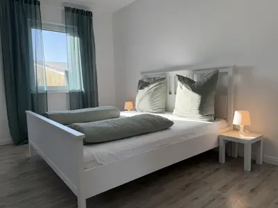 Schlafzimmer mit Bett