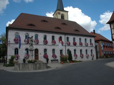 Der Brunnen und die InfoVinothek in Sommerach