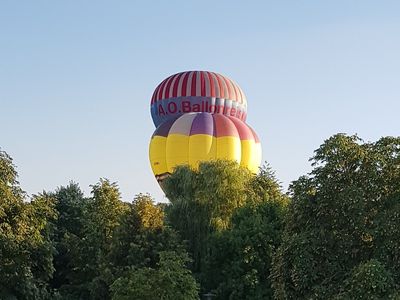 Ballonstart in den Sonnenuntergang