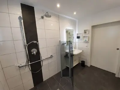 Barrierefreies Bad - Richtung Ausgang  (mit Softclose-Schiebetür)