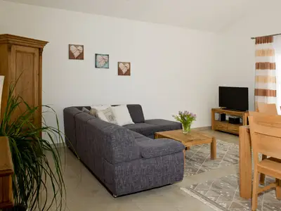 crop__324933__1920.j