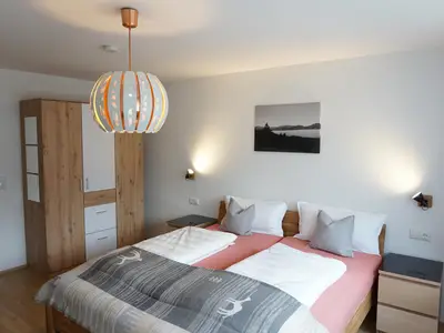 Schlafzimmer mit Doppelbett