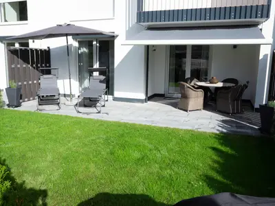 Terrasse mit Sitzgruppe und Sonnenliegen