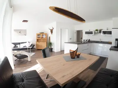 Blick von Essecke in Wohnraum und Küche