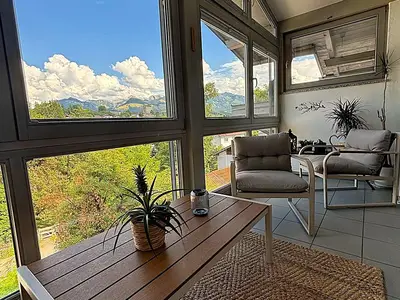 Verglaster Balkon mit schönem Bergblick