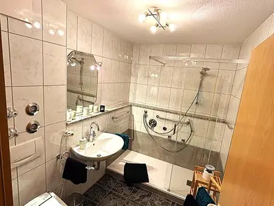Begehbare Dusche und WC mit Popodusche