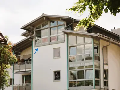Ferienwohnung von aussen mit verglastem Balkon