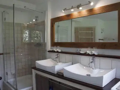 Badezimmer mit Blick zur Dusche
