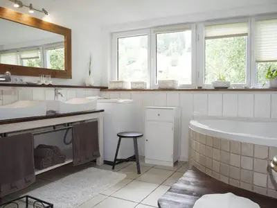 Badezimmer mit Blick zur Eckbadewanne