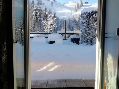 Aussicht auf die Skipiste aus Wohnzimmer