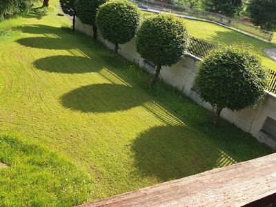 Blick vom Balkon in den Garten