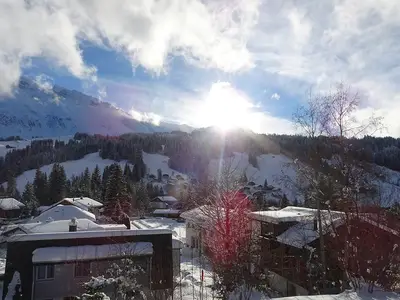 Aussicht ab Balkon auf Skigebiet
