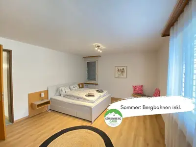 Schlafzimmer mit Doppelbett, Sommer Bergbahnen inkl.