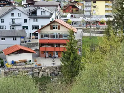 Das Haus befindet sich an zentraler Lage