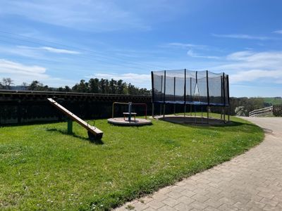 Garten Spielbereich mit Trampolin, Karussell und Wippe