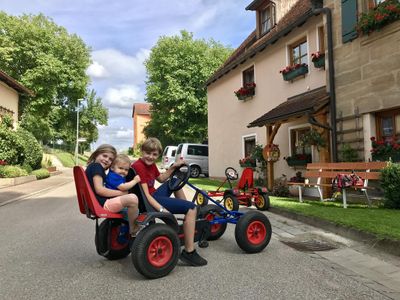 Kettcars vorm Ferienhaus Eitel