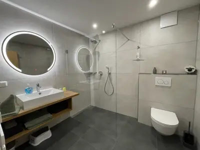 Badezimmer mit Regendusche