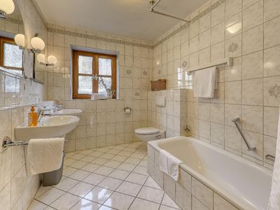 Bad/Dusche. Tageslichtbad mit Badewanne und Doppelwaschbecken