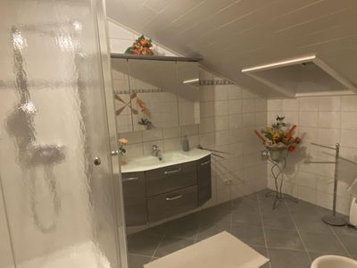 Bad mit Dusche und Bidet-WC Extraraum