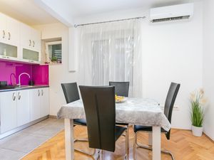 23870035-Ferienwohnung-4-Split-300x225-5