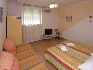 23927171-Ferienwohnung-8-Split-300x225-1