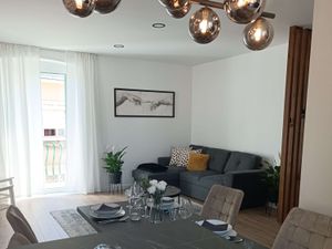 24047666-Ferienwohnung-3-Split-300x225-0